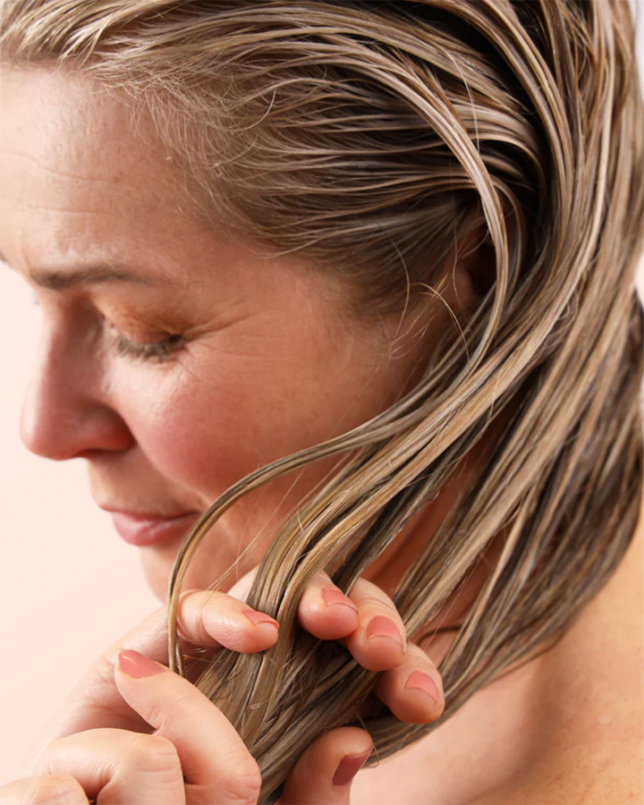 טיפת סרום משקם לשיער נטפת על כף יד לשימוש קל ונוח