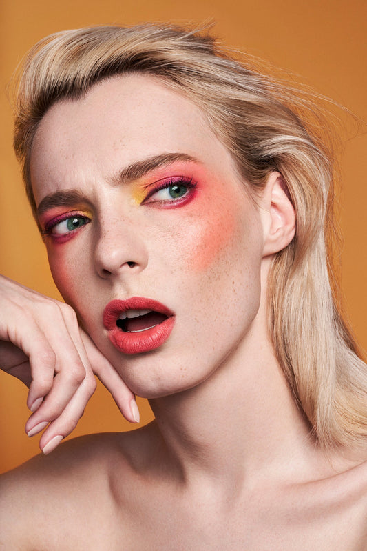  מודל עם איפור פנים צבעוני נועז של נובה - הבחירה האידיאלית במוצרי איפור