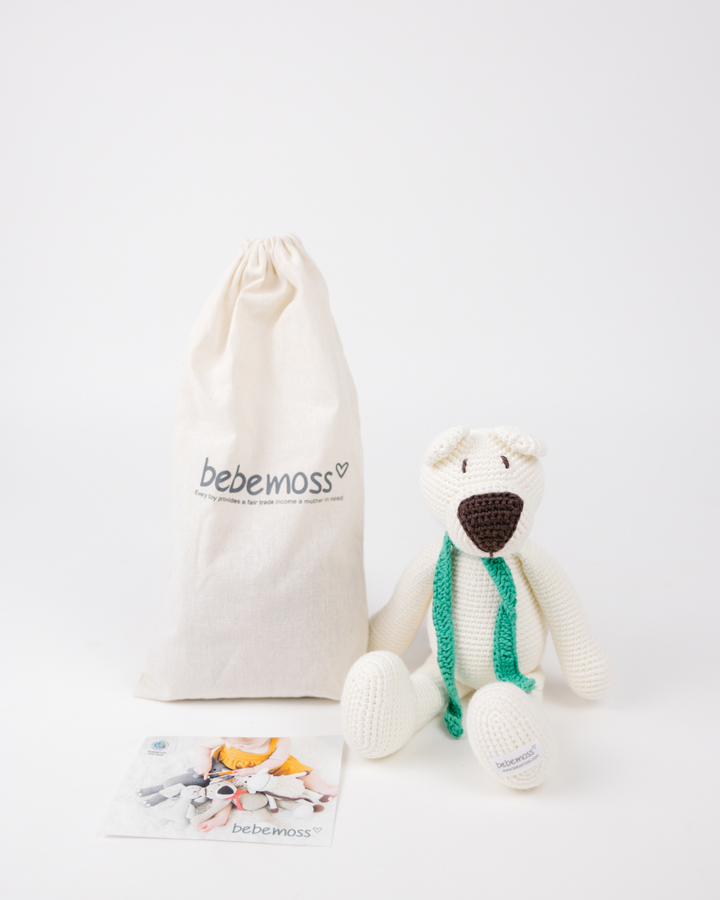 דובי סרוג לבן מוצג לצד שקית בד וכרטיס ברכה - מתנות איכותיות