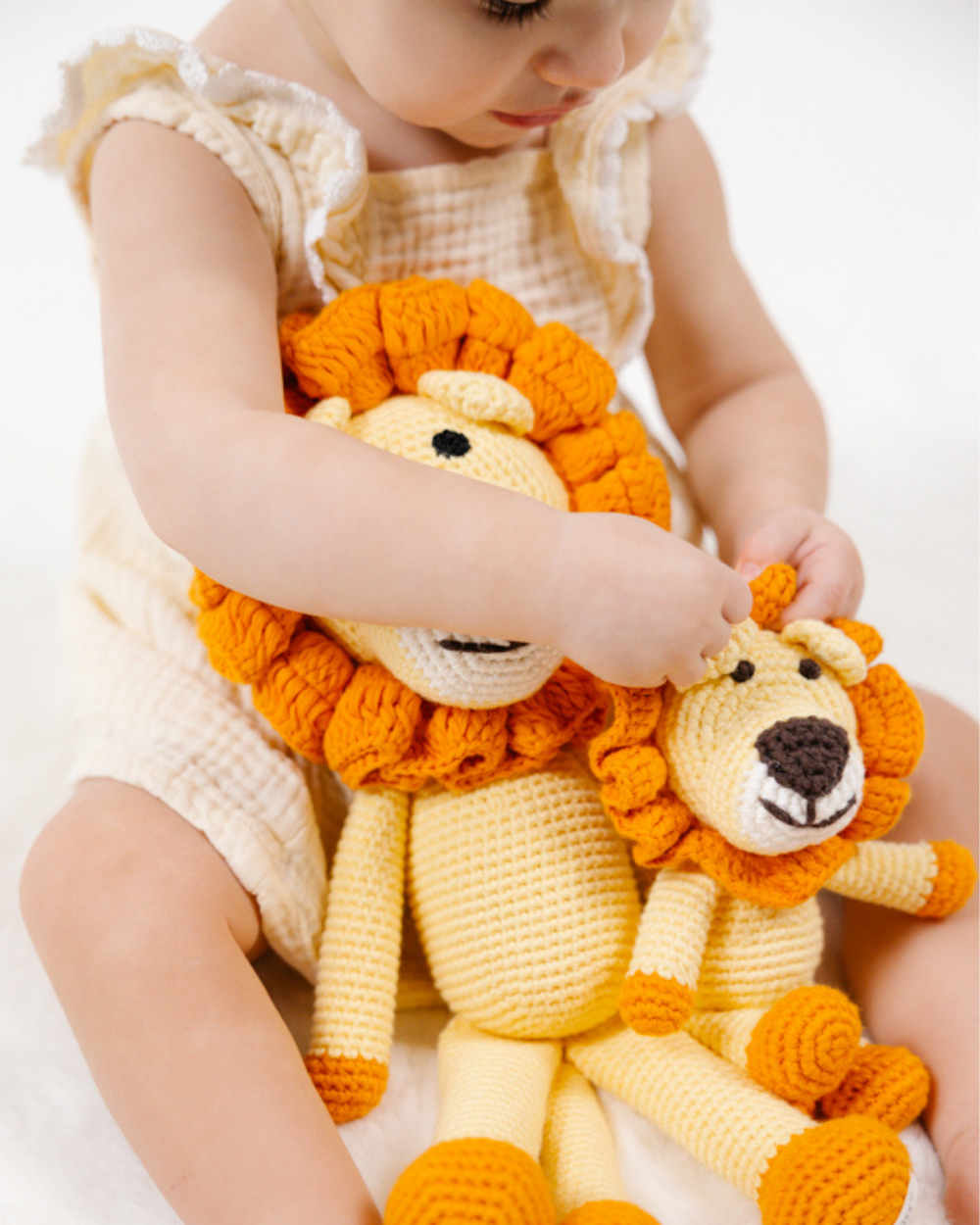 Leo the lion - a hand-knitted ornamental product