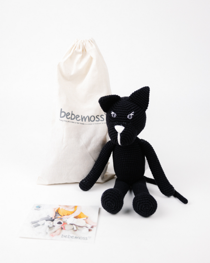 בובת חתול שחור סרוגה עם שקית אבזם - מתנות מיוחדות לכל הגילאים