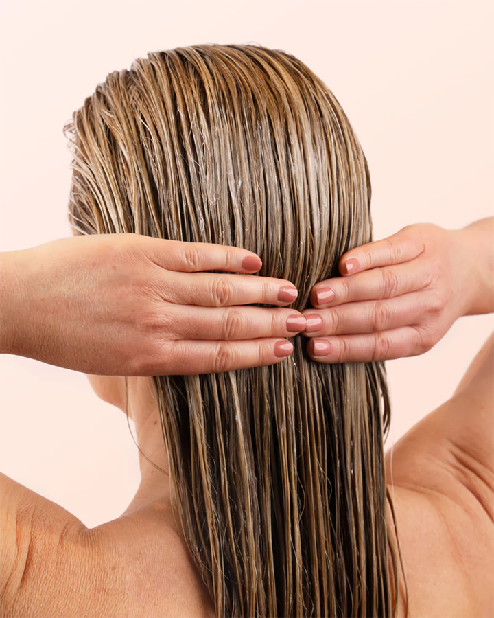 שימוש במסכה משקמת לשיער על שיער לח, לטיפול מעמיק שמשאיר את השיער בריא ומבריק