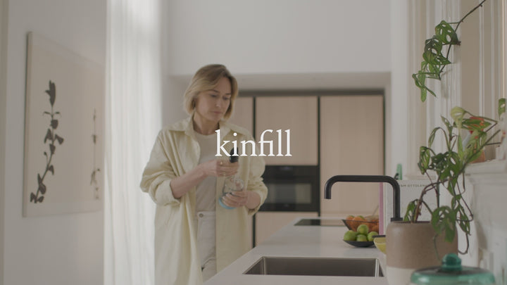 בבית עם רקע מטבח מודרני Kinfill אישה מערבבת תרכיז חומר לניקוי  של